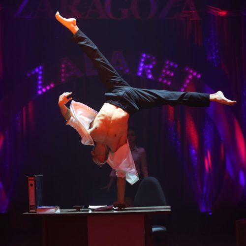 zabaret-equilibrio-sobre-mesa-01