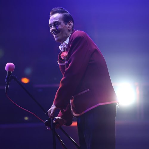 zabaret-presentador-traje-rojo